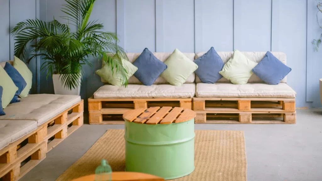 Decoração com tecidos, materiais naturais, plantas e tapetes de fibras para um design biofílico em casa