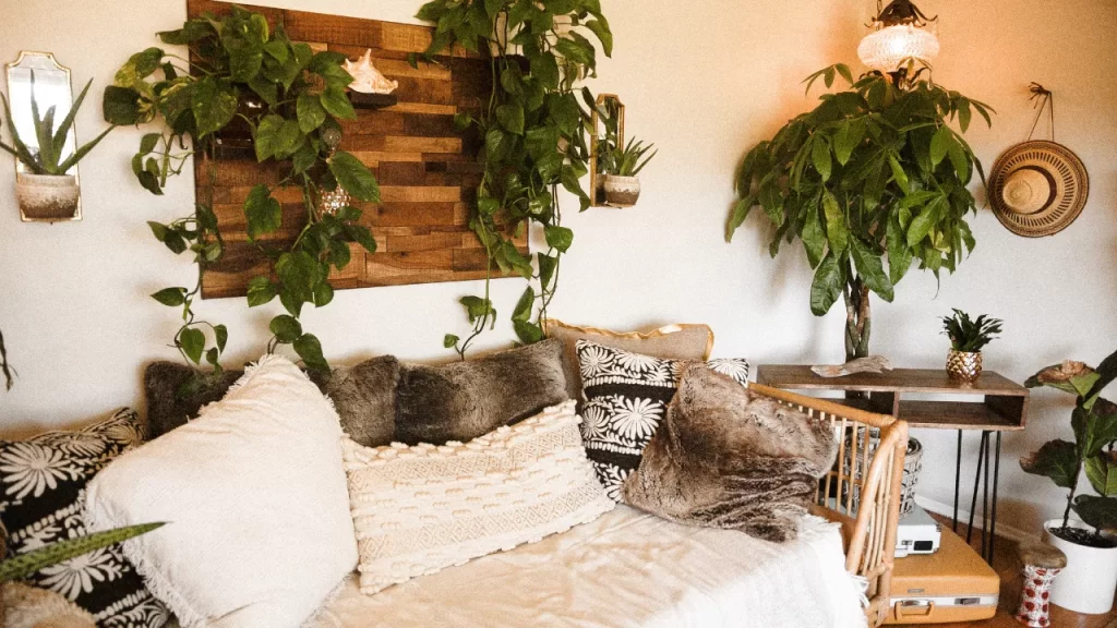 Decoração com plantas e móveis de madeira: tendência perfeita para adotar a Biofilia na Decoração de Casa em 2025