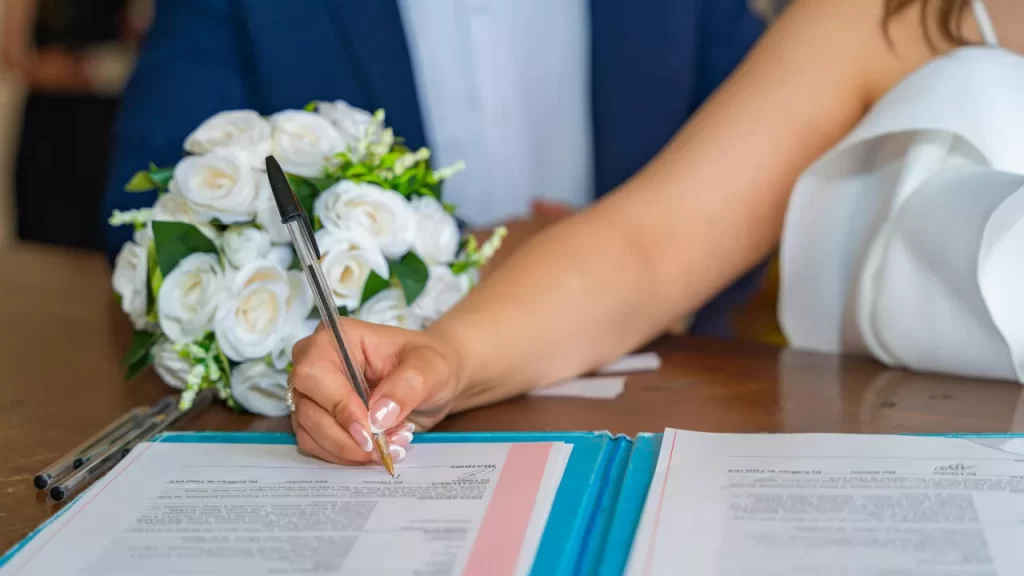 O casamento civil é a forma mais econômica de oficializar a união, e com Shopee e Elo7, você mantém tudo dentro de R$ 500