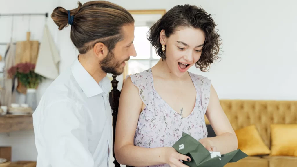 Casal inspirados pelos presentes para casais que fortalecem a relação