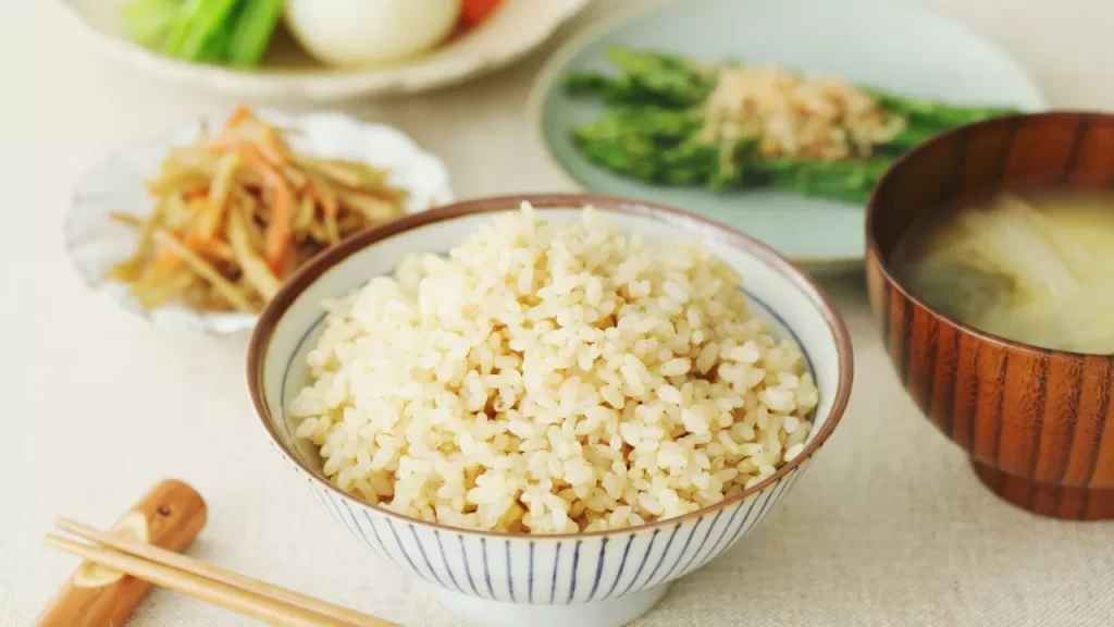 Arroz soltinho sem óleo pronto para ser servido como uma receita de chef japonês.