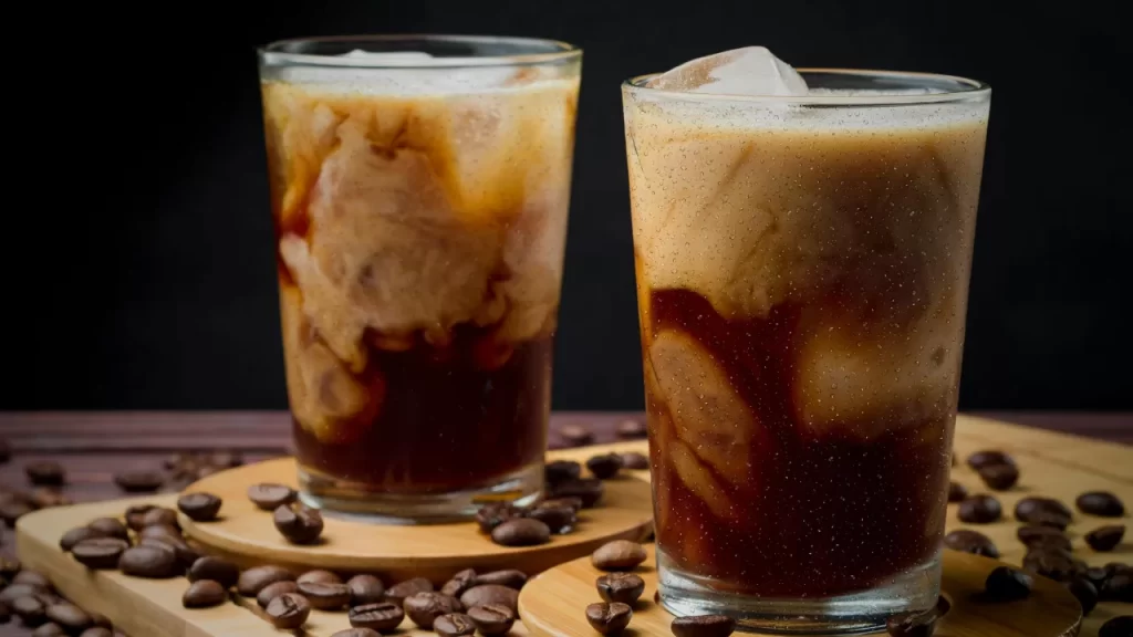 Dois copos com café gelado sem leite uma bebida cremosa para amantes de café