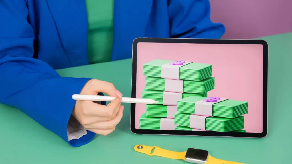 Pessoa ensinando em uma tela de tablet como economizar dinheiro associando um relógio ao lado a ideia de tempo