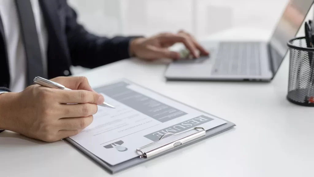 Consultor de carreira online avaliando currículo para atendimento de coaching.