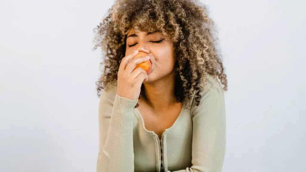 Pessoa chupando uma fruta provoca um incômodo facilmente em quem tem misofonia.