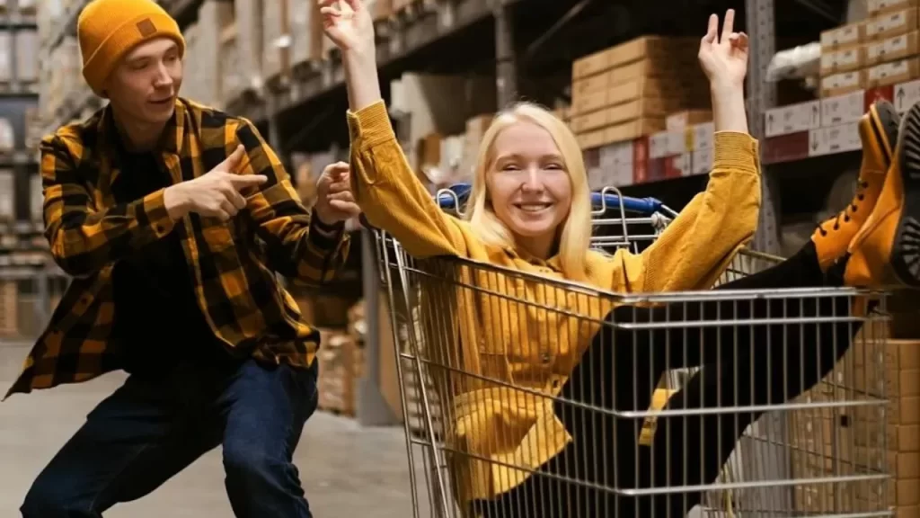 Casal em conexão no supermercado.