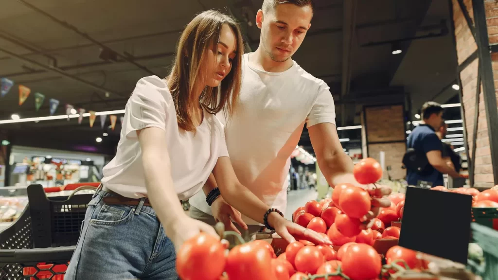 Motivos de brigas de casal no supermercado: Foto de Casal escolhendo tomates