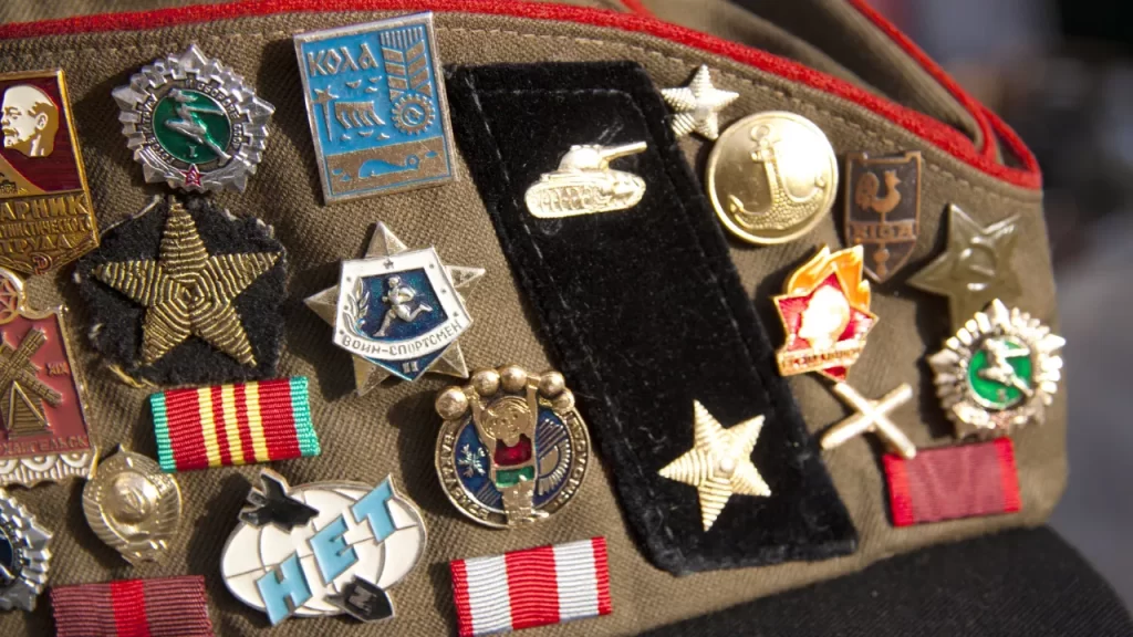 As táticas militares para conseguir resposta de qualquer pessoa simbolizada em bótons, são conquistas diárias.