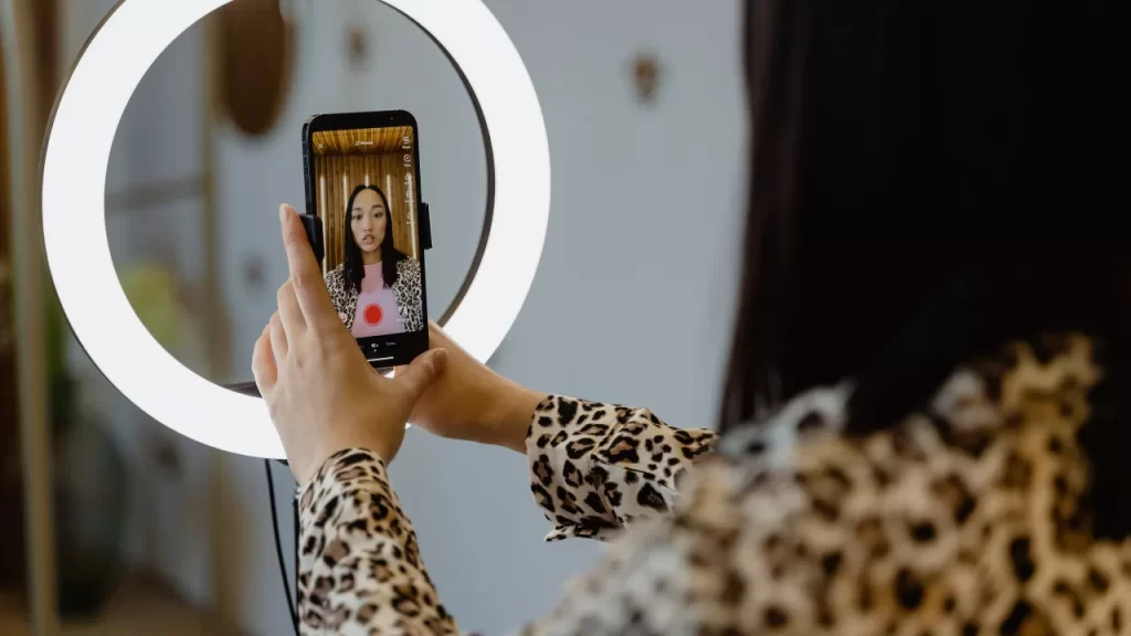 Celebre sua autenticidade e poste apenas usando o jogo de luzes correto e posições mais estratégicas para fugir as regras de como o Instagram distorce sua autoimagem.