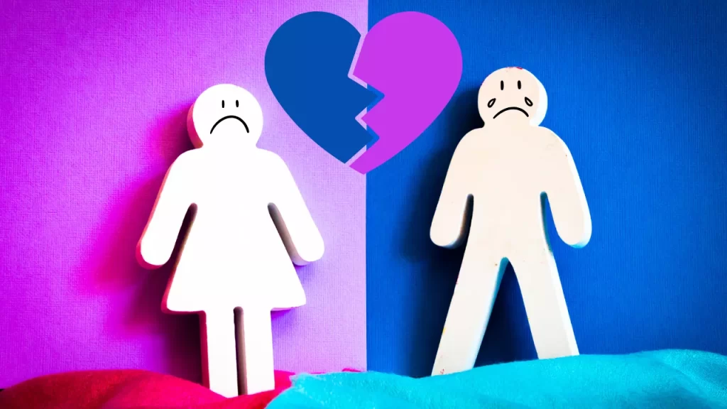 Bonecos representando casal com expressões tristes e um coração partido para tentar reconstruir a confiança após traição.