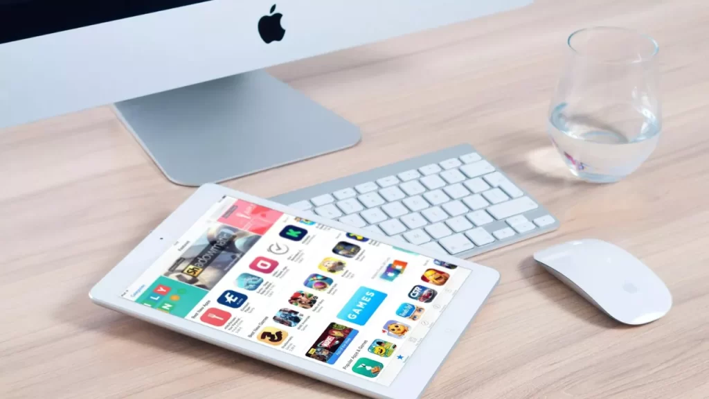 Imagem de um tablet com opções de apps desconhecidos no Brasil para download.
