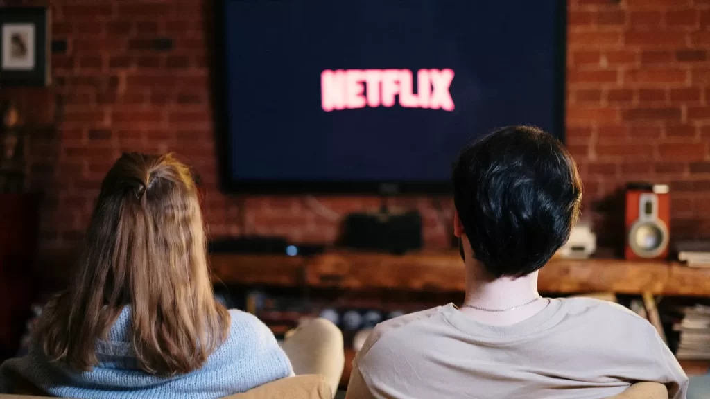 Casal prontos para assistir Netflix.