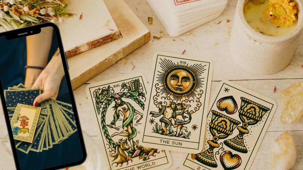 Mesa com cartas de tarot abertas e um celular com a imagem de uma mão com cartas de tarot - a leitura do seu tarot dos stories.